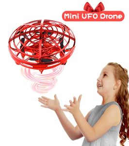 Elle çalışan RC Helikopter Uçak Tok Tok Kısa Video Aracı Mini Drone UFO Noel Kızılötesi İndüksiyon Uçan Top Oyuncakları Kids4566322