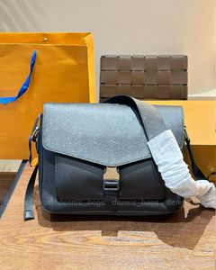 Mens Crossbody Bags Omuz Çantası Deri Tasarımcı Lüks Rahat Postacı Siyah Klasik Yüksek Kaliteli Adam Moda Messenger Çantası