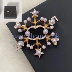 Mais vendida Broche Designer Jóia Pin Crystal Pearl Snowflake Letter Brand 18K Charm de ouro masculino para festas de casamento feminino Acessórios para festas com caixa