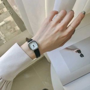 Bilek saatleri yüksek kaliteli bayanlar gündelik bilezik saatleri kadınlar için basit vintage kadınlar için kol saati deri kayış bilek saati D240417