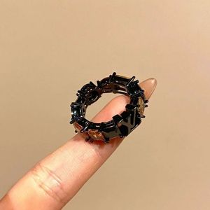 Da fu High Quality Healing High Эстетическое черное кристаллическое кольцо для мальчиков с ощущением роскоши и уникального дизайна, который является нишей.