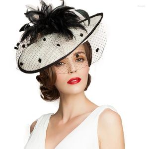 Beralar İngiliz kadın şapkası yaz siyah beyaz şapkalar fascinator düğünü peçe tüyü zarif büyük bayan keten fedoras