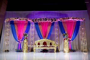 Party -Dekoration moderner Mandap mit Regalen Kerzenständer Floraler Hochzeits Hintergrund Ein Bein