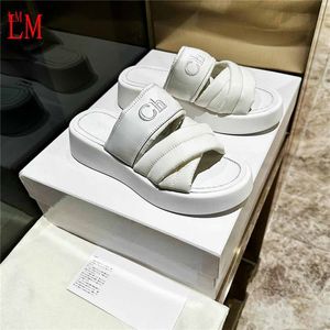 Роскошный дизайнер резиновый x Canvas White Canvas Логотип Woody Flat Slides Mila Box Back Включенные туфли для скольжения.