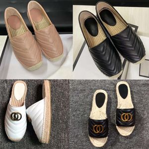 Espadrilles Tasarımcı Sandalet Balıkçı Sandalet Plaj Ayakkabı Düz ​​Matelasse Sandal Saman Sole Çift Metal Deri Ayakkabı 553