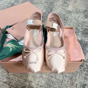 Дизайнерские женские балетные балетные туфли Bow Silk Cool-Toegt Boat Designer Shoes Bottom Mary Jane Удобная ретро-эластичная полоса неглу