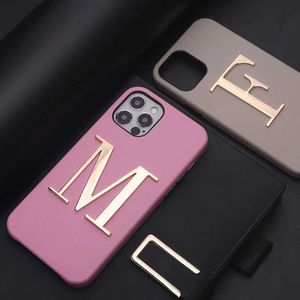 Случаи по сотовым телефонам пользовательское название Big Metal Letters Pebble Leather Phone Cover для iPhone 11 12 13pro Max 14pro Plus персонализированная обложка J240418