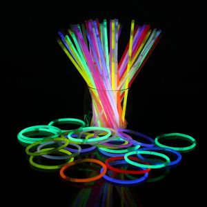 Bileklik 100pcs 7 Renkli Glow Stick Güvenli Hafif Çubuk Kolye Bilezikleri Etkinlik Şenlikli Parti Malzemeleri Konser Dekoru için Floresan