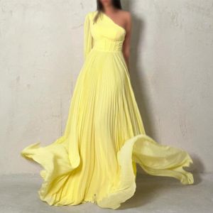 Bir omuz gece elbisesi uzun bir çizgi balo elbisesi zarif sarı şifon resmi parti elbisesi ile yarık