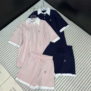 Designer de calças de duas peças femininas 2024 Primavera/verão Novo Casual e Minimalista Idade Reduzindo Carta de Contraste Bordado Bordado Conjunto 8044