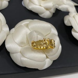 2024 Luxurys Designers Halkalar Diamonds Bant Halkaları Dolu Halkalar Çiçek Vintage Pirinç Açık Yüzük Çiçek Eşsiz Tasarım Avrupa ve Amerikalı Kadın