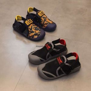 Boys Crochet Sandals 2024 Nuovo Summer Middle and Big's Children's Children Sare a piedi nutrite scarpe da spiaggia casual per bambini