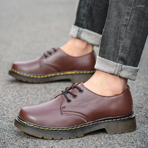 Sapatos casuais Marca masculina Couro de couro preto Elegante de costura artesanal de estilo de costura