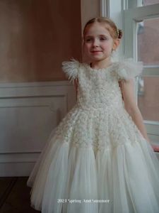 2024 Boho Beyaz Çiçek Kız Elbiseler Düğün Bir Çizgi El Yapımı Çiçek Aplikler Katmanlı Önlükler Çocuklar İçin Resmi Giyim Doğum Günü Partisi Balo Çar Gown Özel Fırsat Elbise