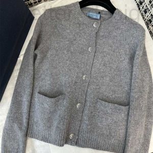 Kadın Sweaters Designer 2024 Erken Bahar Mizaç Socialite Çok Yönlü Kristal Elmas Düğmesi Yuvarlak Boyun Kaşmir Kazak Kazak Hırdi Kadınlar için 4fkm