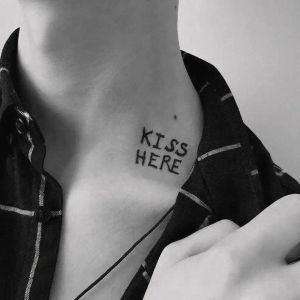 Татуировки длительный поцелуй здесь буква поддельная тату