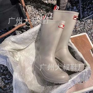 Tasarımcı Yüksek Versiyon H Koreli Versiyon Uzun Tüp Yağmur Botları İlkbahar/Yaz Yağmur Sezonu Moda Uzun Botlar Orijinal Standart Kadın Ayakkabı Kalın Tumlu Yağmur Ayakkabıları