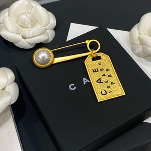 Tasarımcılar Yeni Hang Tag Broch Luxurious Gold-Ponsed Şık Zarif Kadınlar Tasarım Lüks Broş Yüksek kaliteli mücevher broşu kutu enfes hediyeler
