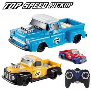 Arabalar Retro Chevy Ford RC Araba Oyuncakları 1/24 Pikap Model 4 Kanal Radyo Uzaktan Kumanda Aracı yanıp sönüyor Hafif En Hızlı Araba Doğum Günü Hediyesi