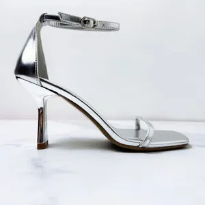 Мужские костюмы 2024 Женская обувь металлические сандалии на высоком каблуке с серебряной квадратной головой и