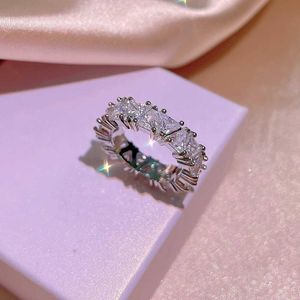 Полоса кольца 925 Стерлинговое серебряное творческое простые треугольные сшивающие одно рядовые белые цирконы кольцо дамская вечеринка