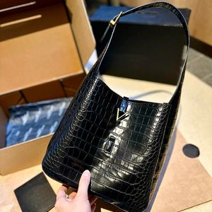 Black Cuma Satış Hobo Kova Çantaları Tasarımcılar Tote Omuz Çantası Crossbody Lüks Çanta Le 37 Kadın Kaliteli Deri Metal Toka Y Pembe Küçük Patent Deri Çanta