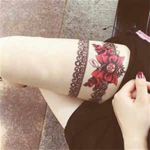 Трансфер с татуировкой горячая распродажа красота модная нога Временная татуировка для женщин с большим галстуком с кружевным пистолетом Черный красный водонепроницаемый наклейка с татуировкой 240427