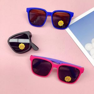 Çocuk güneş gözlüğü versiyonu seyahat içbükey moda şekli po alıyor UV dirençli silikon polarize katlama 240419