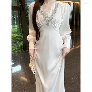 Sıradan Elbiseler V Boyun Pleat Rhinestone Beyaz Tatlı Düğün Gelin Elbise Zarif Satin Ziyafet Uzun Fener Kollu Üst düzey Top