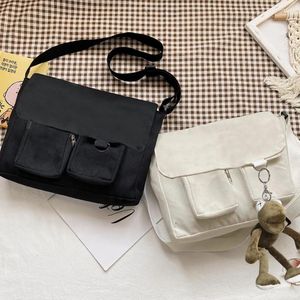 Alışveriş çantaları unisex messenger çantası basit moda öğrenci omuz büyük kapasiteli tote ayı veya kurbağa süsleri tuval crossbody