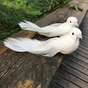 Украшение вечеринки 2pcs искусственная пена белые голуби с настоящими перьями