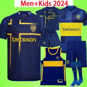2024 2025 Boca Juniors Futbol Formaları Erkek Çocuk Kiti 24 25 Maradona Romero Cavani Benedetto Lucas Janson Medine Vefat Futbol Tişört T hayranları sürüm erkekler üniforma