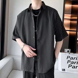 Camisa listrada homens japoneses casuais tendência de tamanho grande preto unissex gótico de mangas curtas de mangas curtas 240426