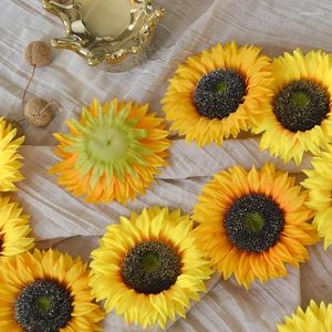 Flores decorativas 8pcs Big Sunflower Head 13 cm Flor artificial Diy Crafts Wrinal Wall Home Decor Home Party Wedding Ornament