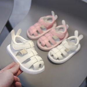 Детский девочки искренние кожаные сандалии мальчики летние обувь для детской обувь для малышей без скольжения с мягкой нарезкой детские детские детские сандалии пляж 240415