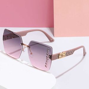 Tasarımcı Güneş Gözlüğü Rega Hollow Lens Kesen kenarlar güneş gözlükleri metal merkez kiriş mui güneş gözlüğü minimalist deri kaplı canlı akış stili