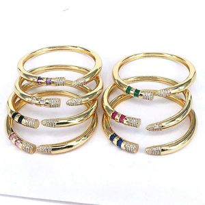 Charm Bilezikler Benzersiz Retro Renk Geometrik Mikro-İnset Zirkon Bakır Kaplama 18K Moda Trendi Açık Bilezik Kadın Q240430