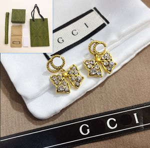 Butik Arı Mektubu Damızlık Küpe Yeni Modaya Giden Kızlar 18K Altın Kaplama Çalışma Küpe Günlük Giyim Moda Tarzı Takı Elmas Küpeler Orijinal Ambalaj