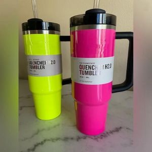Неоновые желтые электрические розовые тумблеры с ручкой изолированной крышки из нержавеющей стали и кружки для перемещений соломенных автомобилей кофе Термические чашки