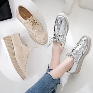 Британская платформа блеска Brogue Shoes Женщина соломка