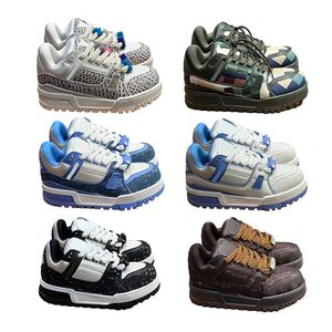 2024 Tasarımcı Yeni Bahar Yaz Erkek Defile Spor Ayakkabıları Logo Dekorasyon Dil Dil Erkek Ayakkabı Yan Geniş Danteller Çift Açık Hava Spor Ayakkabıları Boyut 38-46