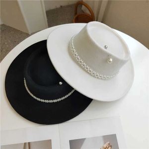 Geniş Memlu Şapkalar Kova Şapkaları Kadınlar İnci Zinciri Fedora Yüksek Moda İnci Pimleri Bump C Siyah Beyaz Otum Kış Bayanlar Fedoras Geniş Kötü Kız Şapkası J240429