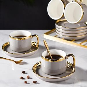 Кружки, европейские маленькие роскошные кофейные чашки, набор с подносом, офисное блюдце, золотая оправа, ложка для послеобеденного чая, домашняя посуда