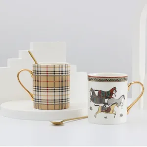 Kahve kapları Avrupa tarzı Porselen Kupa Çay Bardakları Kemik Çin İçilmeli Su Kupaları Altın Kaşık Doğum Günü Hediyesi