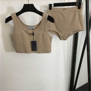 Tasarımcı Trailsuit Kadın Lingerie İki Parçalı Set Spor Nefes Alabilir Yelek Düz Açılı Şortlar Düz Renk Marka Bralette Tank Top Spor Salonu Şortları Yoga Fitness Takım Sweatheruit