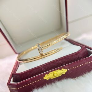 Kadın Tasarımcı Bilezikleri Lüks Elmaslar Takı Cazibesi Moda 18K Altın Kaplama Kadınlar için Mücevher Bangles Gux -6 ile Zarif Düğün Hediyeleri