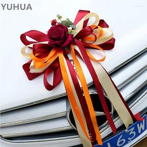 Dekoratif çiçekler kırmızı-turuncu çift düğün otomobil dikiz ayna kapı kolu dekorasyon ön yay takım düzeni çiçek