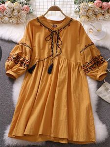 Casual Kleider Frauen Sommer Kleid Vintage Ethnische Stickerei V-ausschnitt Spitze Up Ausländischen Stil Laterne Hülse Lose Temperament D2799