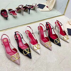 Tasarımcı Sandallar Ayak Tip Yüksek Topuklu Ayakkabılar İçin Gerçek Deri Lüks Düz Slaytlar Kadın Plaj Sandal Partisi Düğün V Toka Çıplak Siyah Kırmızı Mat Stiletto 35-44