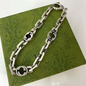 Braccialetti di lusso alla moda firmati per donna Bracciale rigido con catena in acciaio al titanio Bracciale con ciondoli per lettere da uomo